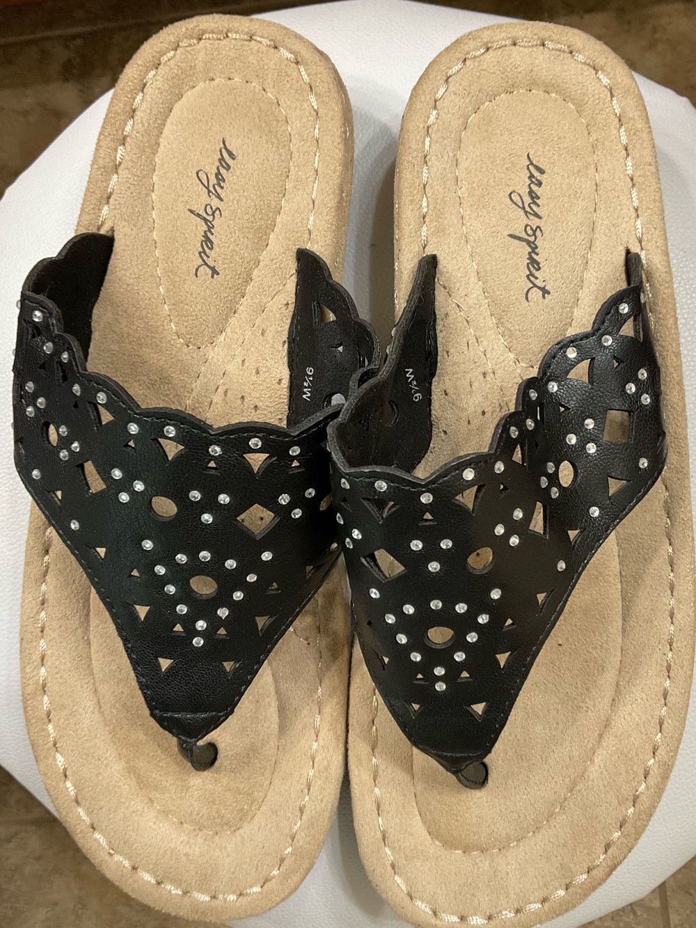 New Easy Spirit Black Laser-Cut Thong Sandals with Stud Accents Size 9.5 W - Picture 2 of 6